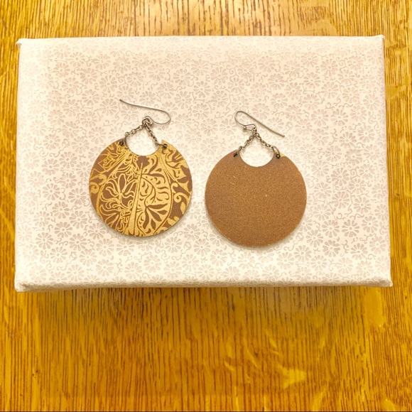 Stamped/embossed textured leather earrings - Picture 4 of 4